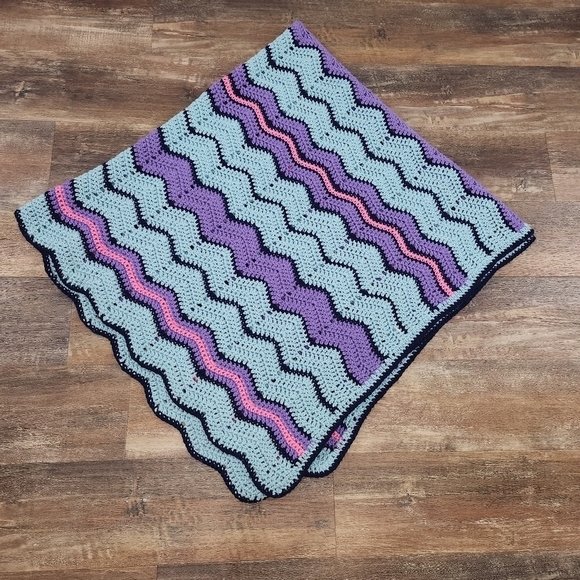 HANDCRAFTED crochet blanket Chevron print with scalloped edge - Picture 4 of 6
